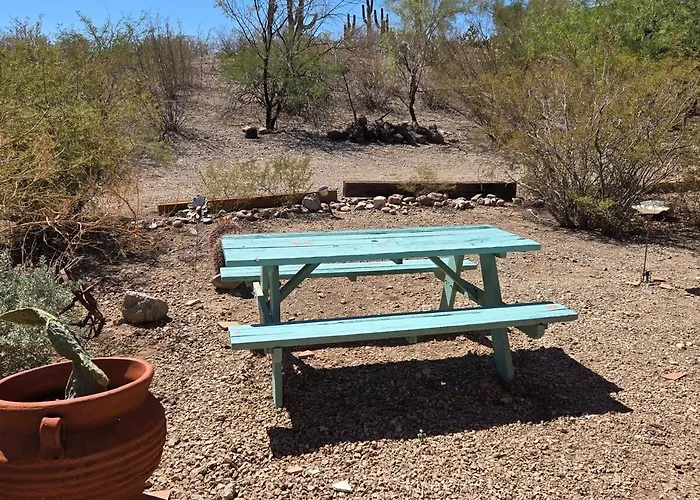 1-acre Spacious Desert Oasis Retreat Near Downtown