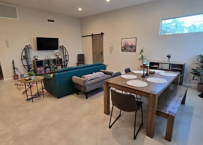 Holiday home 1-acre Spacious Desert Oasis Retreat Near Downtown Tucson