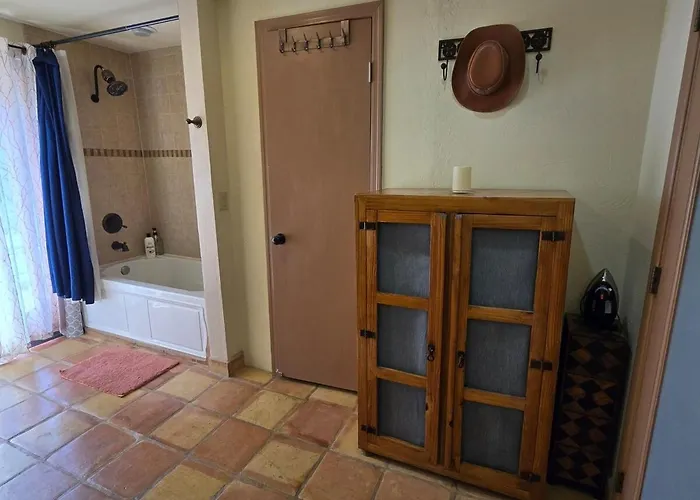1-acre Spacious Desert Oasis Retreat Near Downtown *