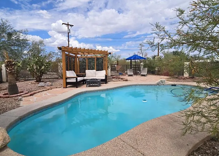 1-acre Spacious Desert Oasis Retreat Near Downtown Holiday home *