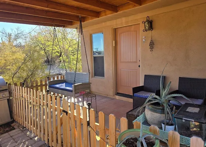 1-acre Spacious Desert Oasis Retreat Near Downtown *