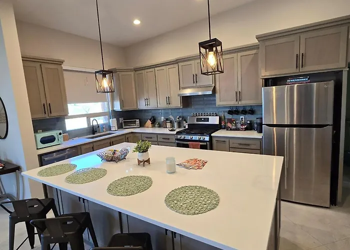 1-acre Spacious Desert Oasis Retreat Near Downtown