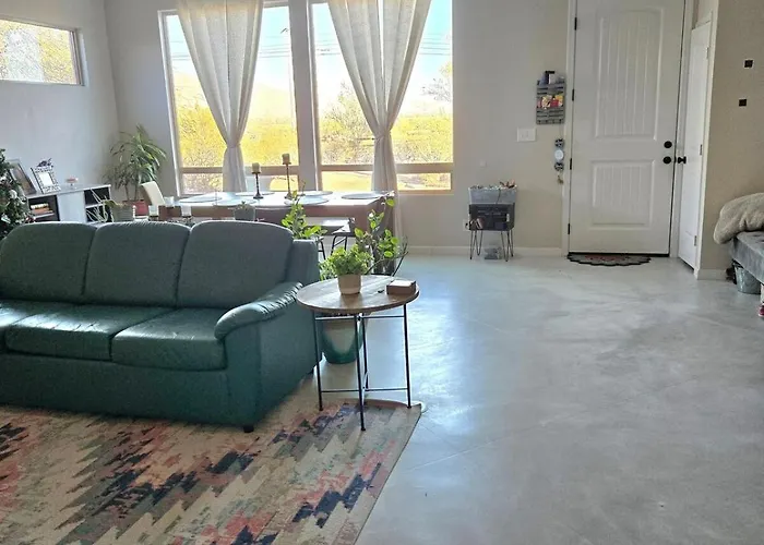 1-acre Spacious Desert Oasis Retreat Near Downtown